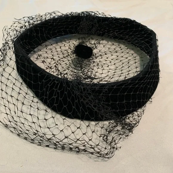 Vintage women’s black velvet headband with mesh veil - Picture 3 of 6